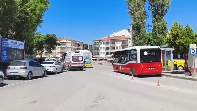 Otomobil, halk otob&uuml;s&uuml;ne &ccedil;arptı: 1 yaralı
