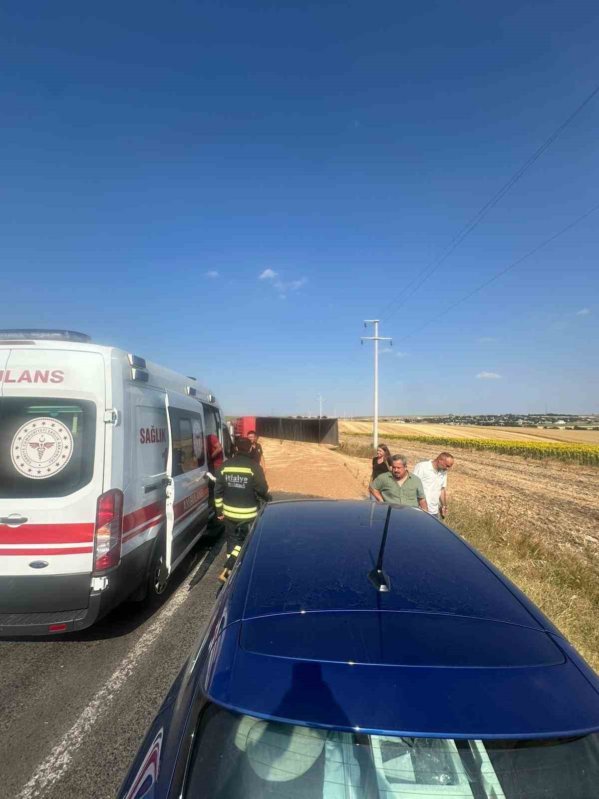 Buğday y&uuml;kl&uuml; kamyon devrildi, s&uuml;r&uuml;c&uuml; yaralandı
