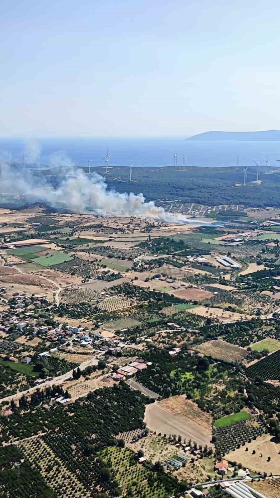 İzmir&rsquo;de makilik alanda &ccedil;ıkan yangına m&uuml;dahale devam ediyor
