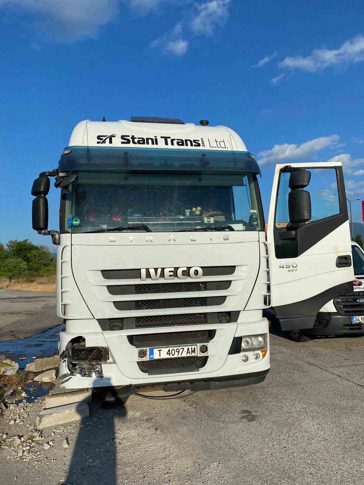 Polonya&rsquo;ya giden tel y&uuml;kl&uuml; tırın dorsesi Anadolu Otoyolu&rsquo;nda alev alev yandı
