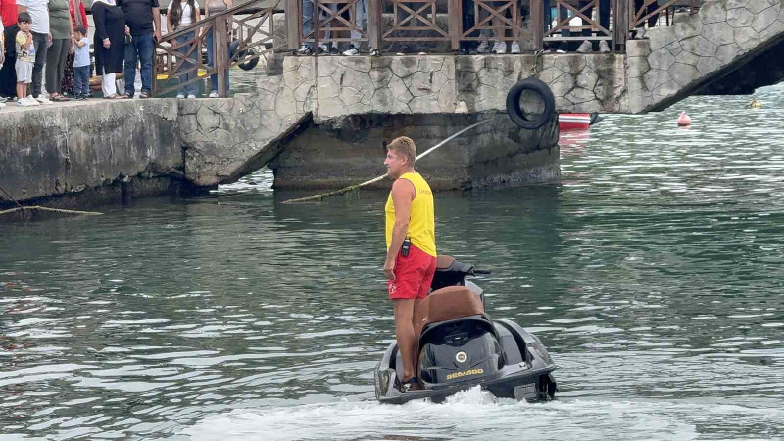 Denizde saygı duruşu büyük alkış aldı