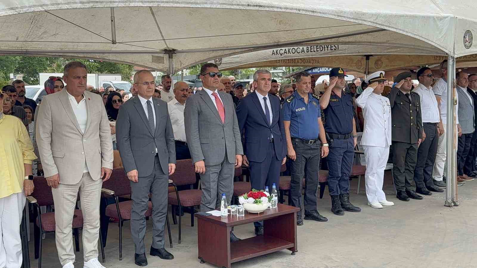 Denizde saygı duruşu büyük alkış aldı
