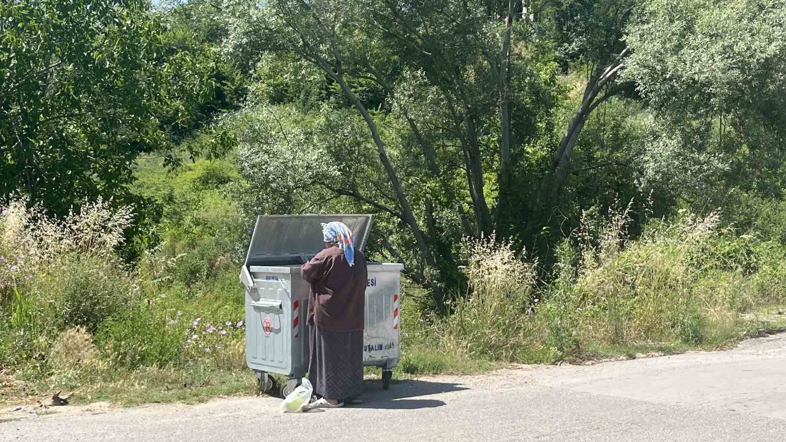 Çöpten topladığı yemeklerle sokak hayvanlarını doyuruyor