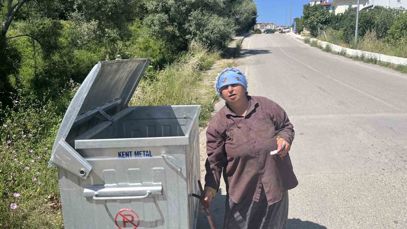 &Ccedil;&ouml;pten topladığı yemeklerle sokak hayvanlarını doyuruyor
