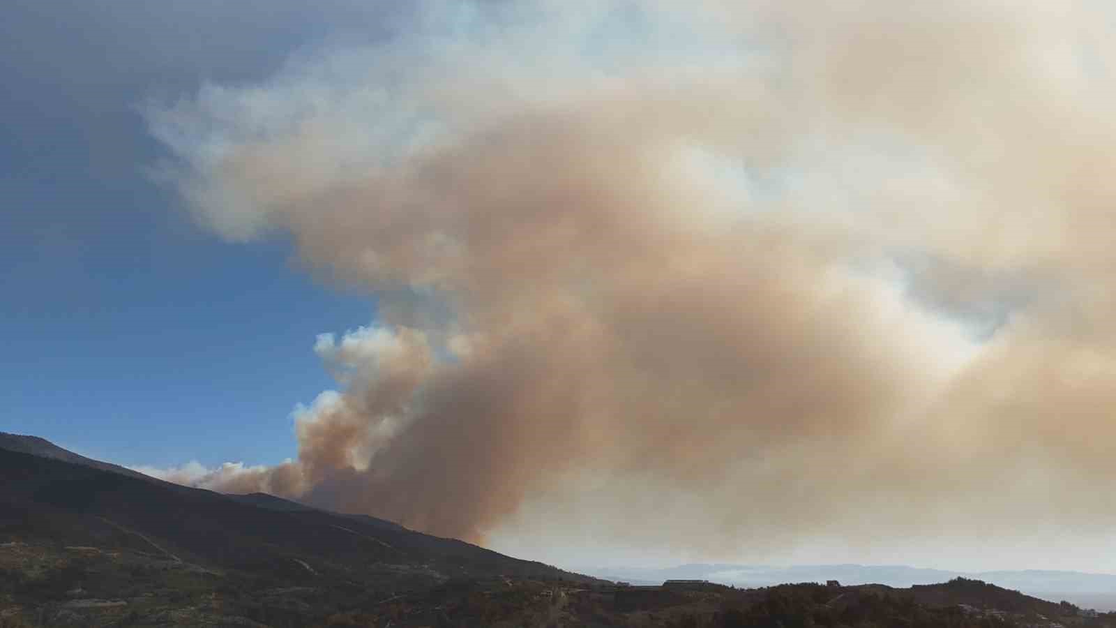 Depremde evi yıkılmıştı, alevler yuvasına metreler kala kontrol altına alınınca buruk mutluluk yaşadı
