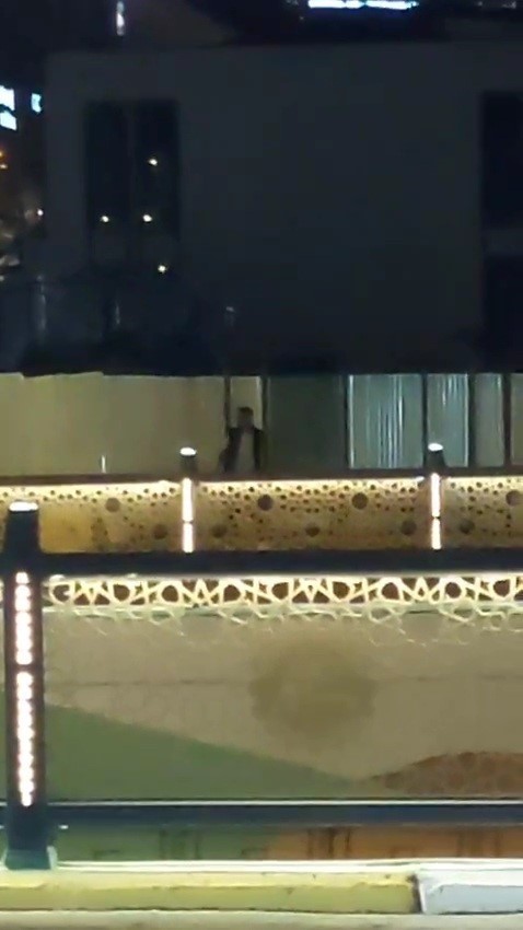 Otob&uuml;s durağının camlarını kıran şahıs tutuklandı
