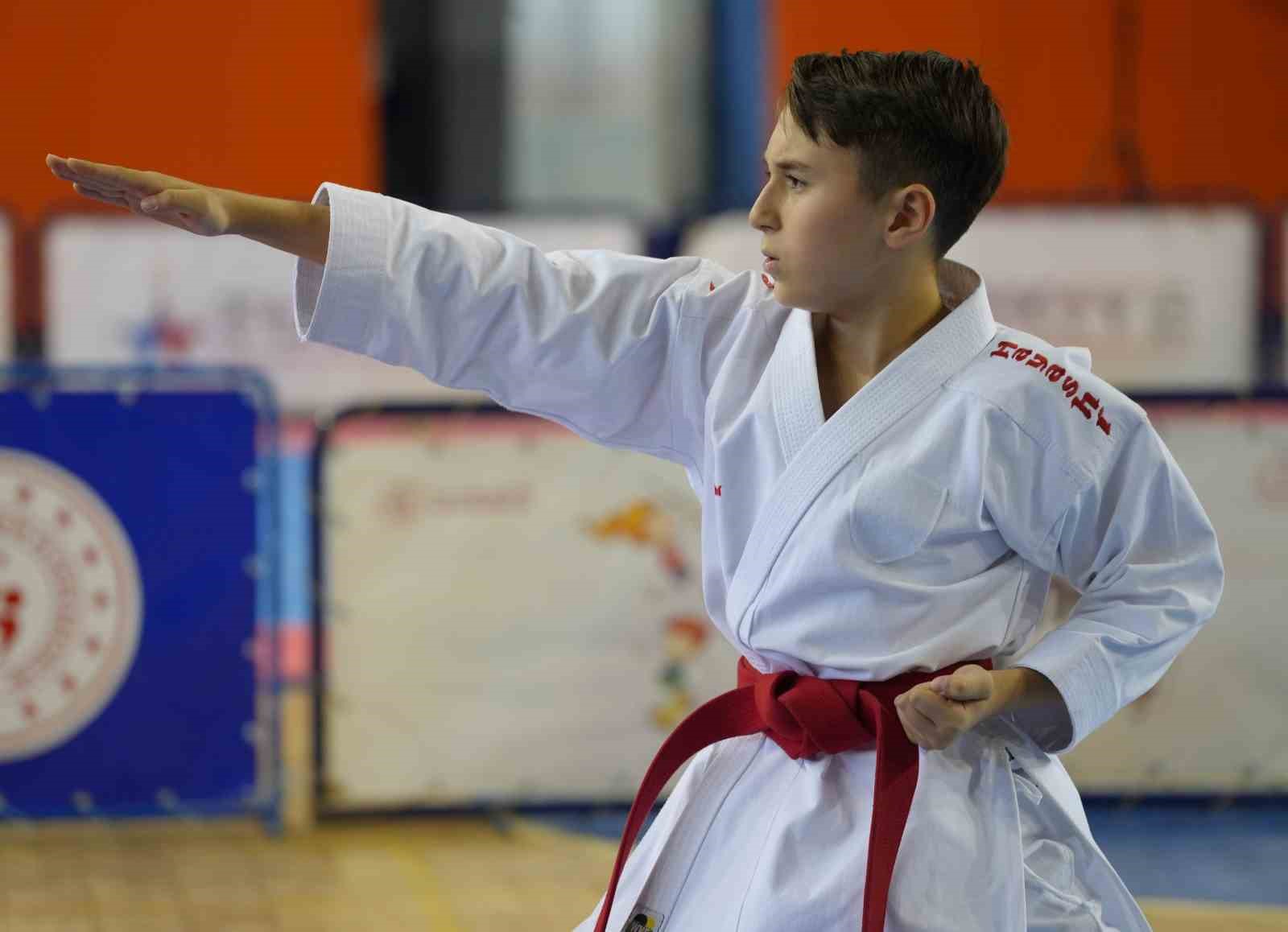 Milli takıma göz kırpan karateciler, ANALİG müsabakalarında ter döküyor