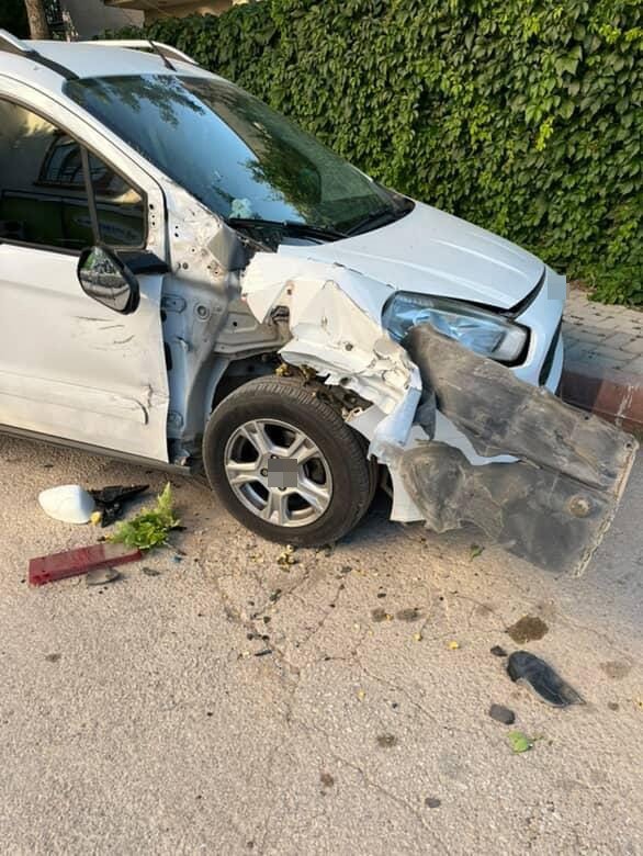 Tır, dorsesine takılı kalan hafif ticari aracı metrelerce s&uuml;r&uuml;kledi
