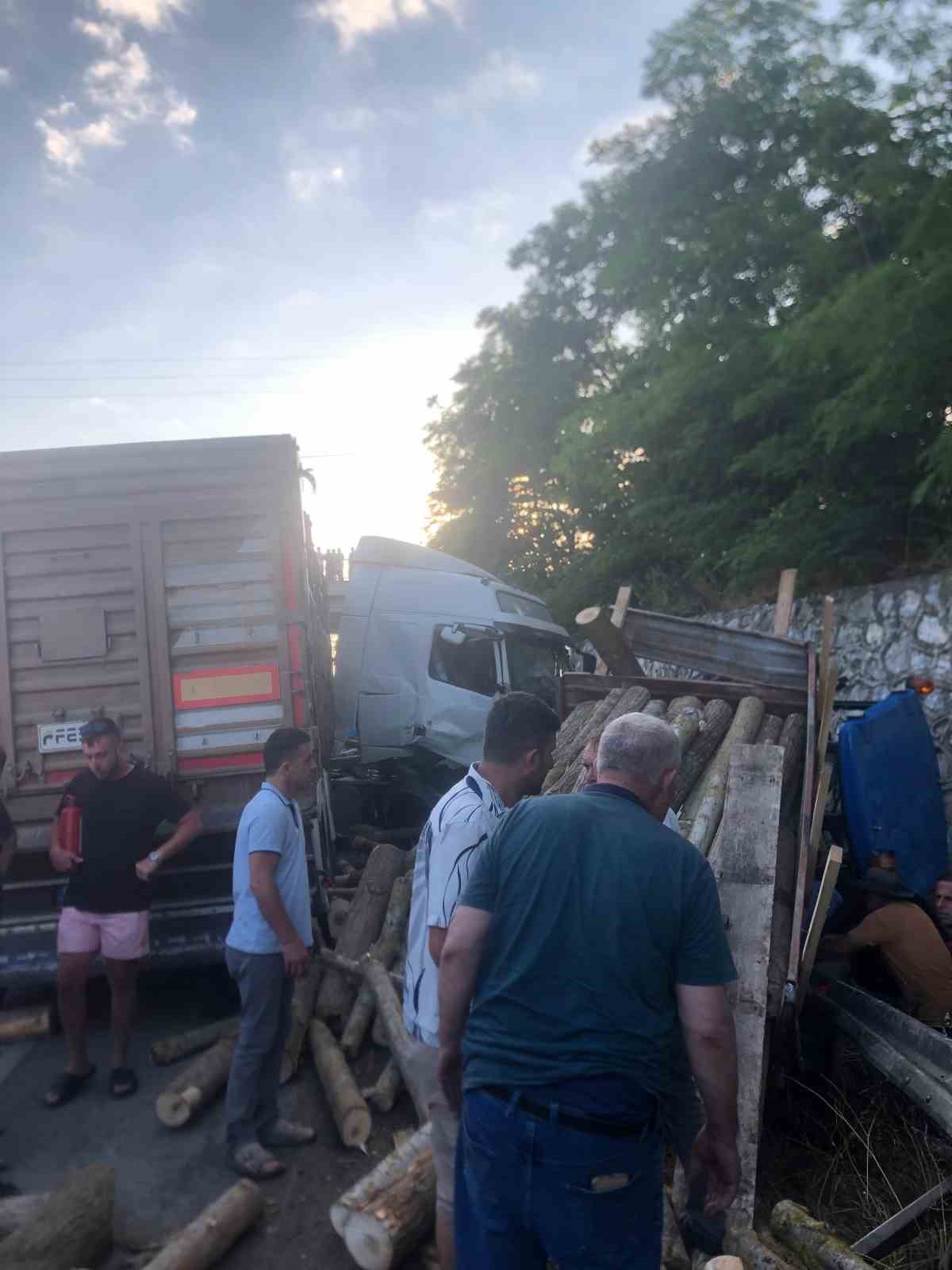 Yola d&uuml;şen tomruk kazaya yol a&ccedil;tı: Trakt&ouml;r s&uuml;r&uuml;c&uuml;s&uuml; ağır yaralandı
