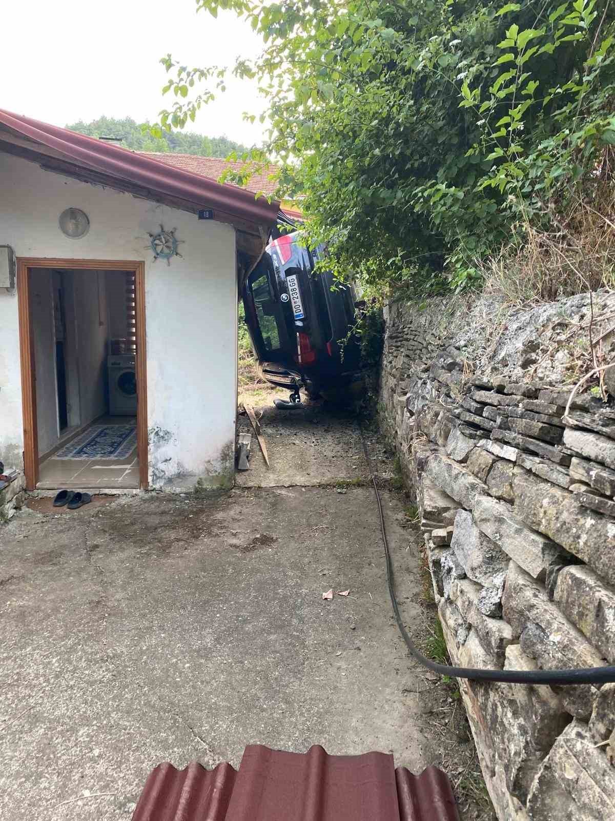 El freni &ccedil;ekilmeyen otomobil evin boşluğuna d&uuml;şt&uuml;
