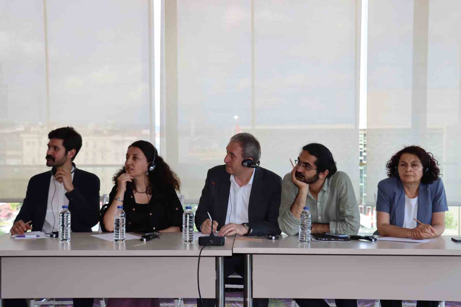 DEM Parti: "&Ouml;calan ile g&ouml;r&uuml;şmek i&ccedil;in T&uuml;rkiye&rsquo;ye gelen 39 kişilik yabancı heyet İstanbul&rsquo;daki temaslarına başladı"
