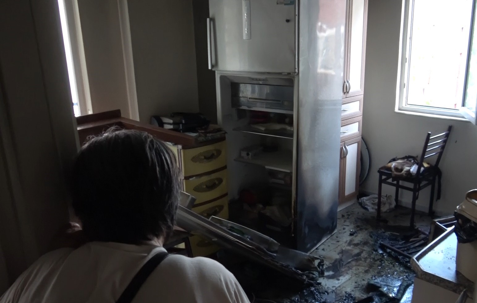 Madde bağımlısı genç evi yaktı, anne ile baba yaşananlara isyan etti