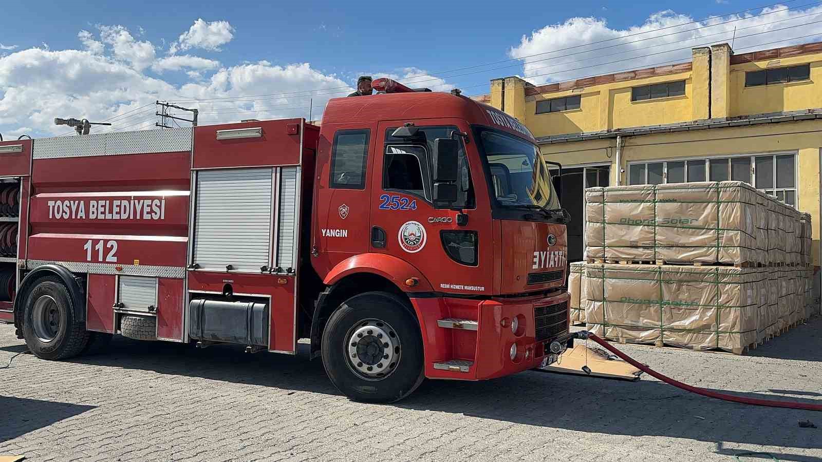 &Ccedil;&ouml;pte &ccedil;ıkan yangın g&uuml;neş enerjisi panellerine sı&ccedil;radı
