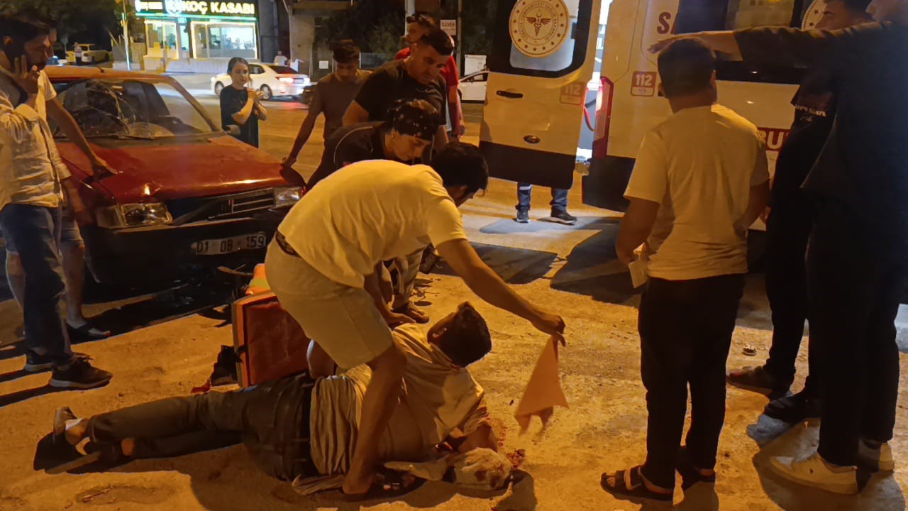 Otomobil motosiklete &ccedil;arptı, o anlar kamerada
