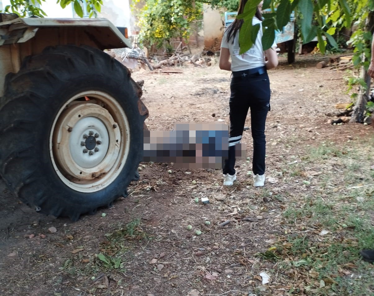 Traktörün altında kalan yaşlı adam hayatını kaybetti