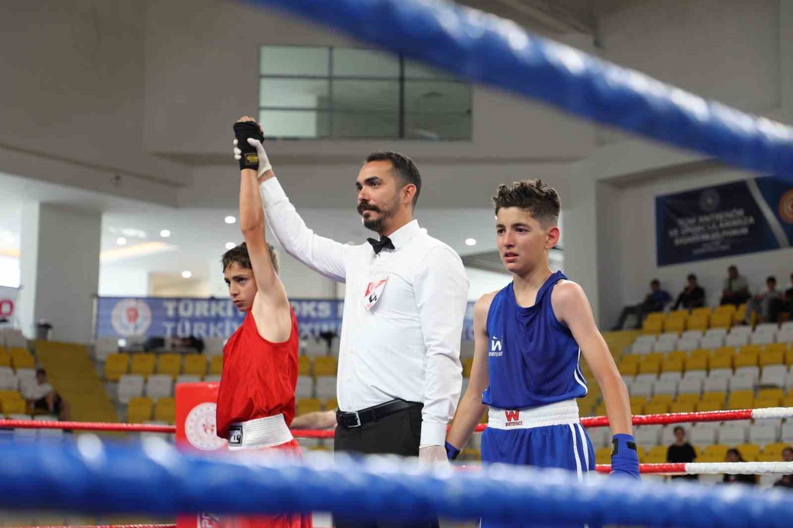 Bayburt’ta 850 sporcunun katıldığı boks şampiyonası başladı