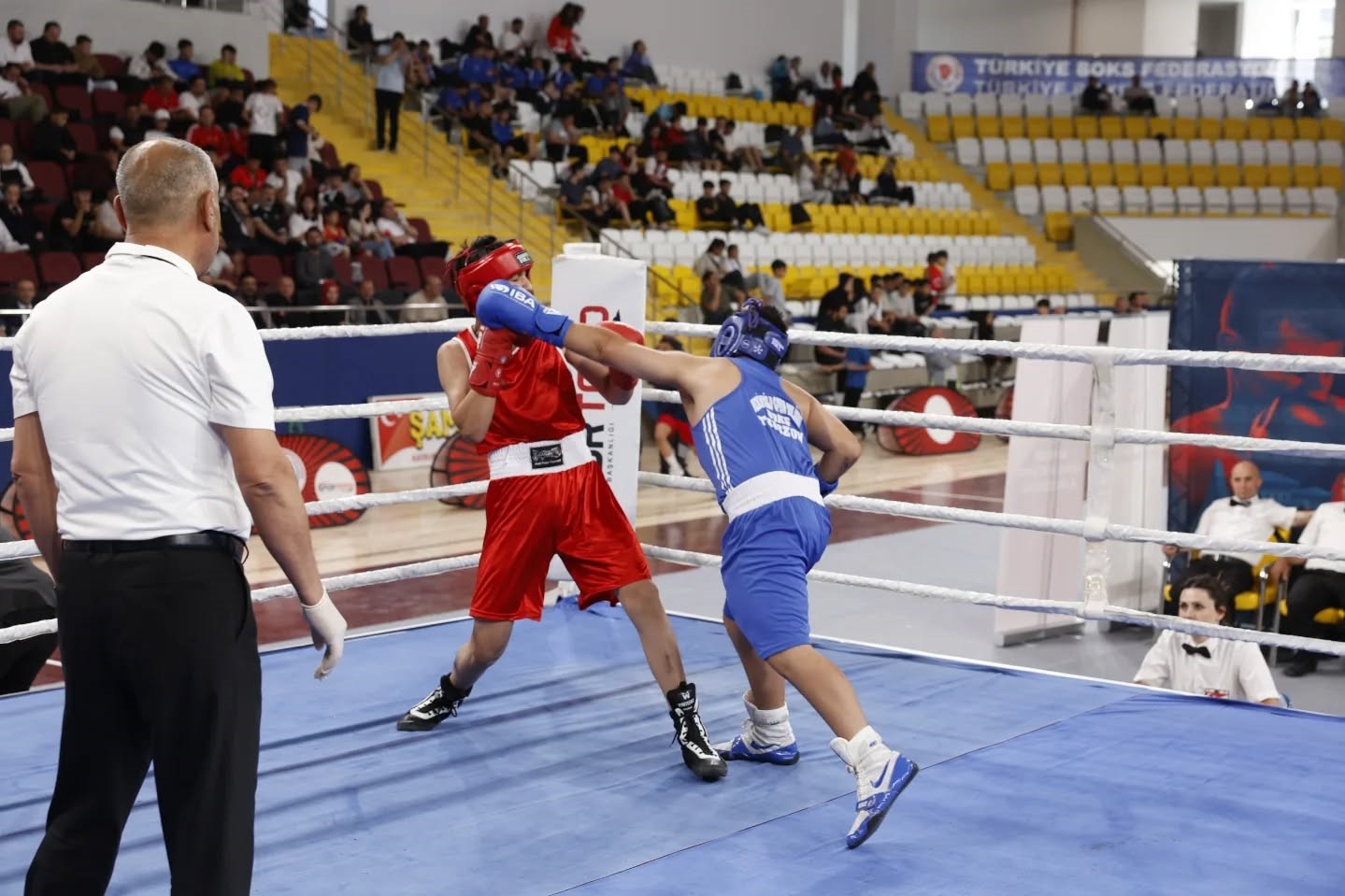 Bayburt’ta 850 sporcunun katıldığı boks şampiyonası başladı
