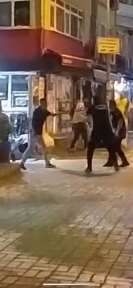 Polise bı&ccedil;akla saldırdı, silahla b&ouml;yle vuruldu
