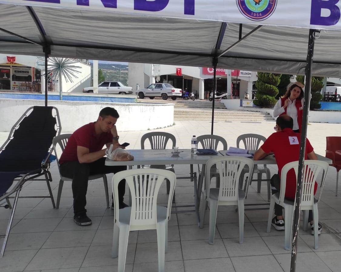 Selendili vatandaşlar kan bağışına yoğun ilgi gösterdi