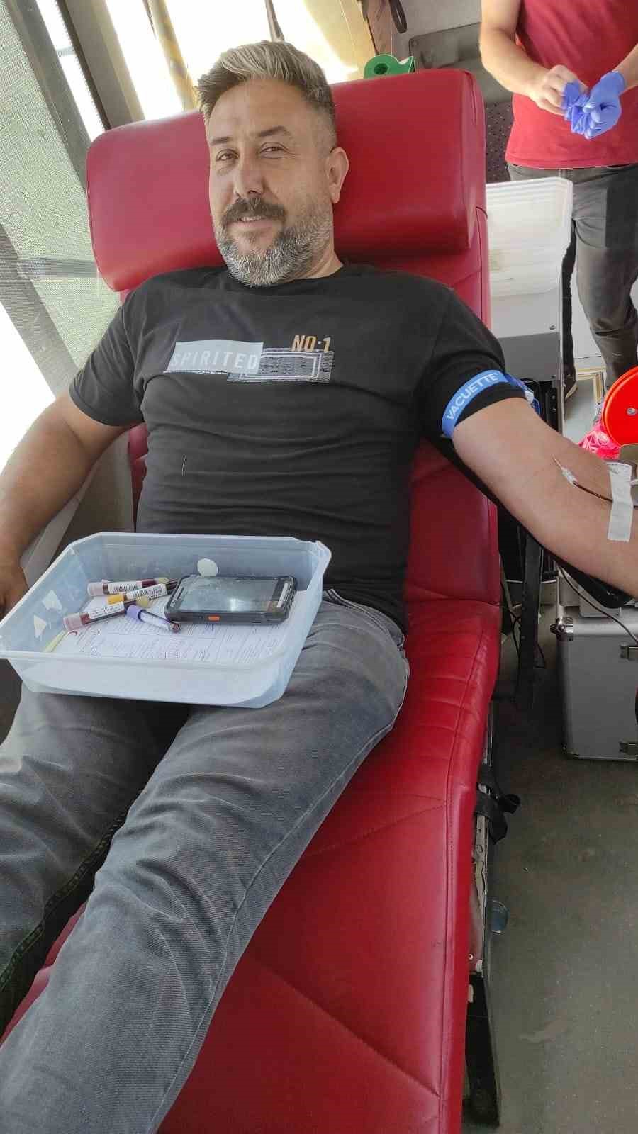 Selendili vatandaşlar kan bağışına yoğun ilgi g&ouml;sterdi
