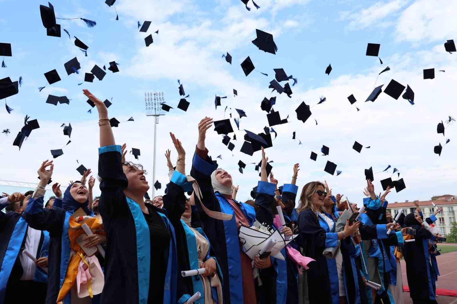 Düzce Üniversitesi’nde mezuniyet heyecanı devamı ediyor