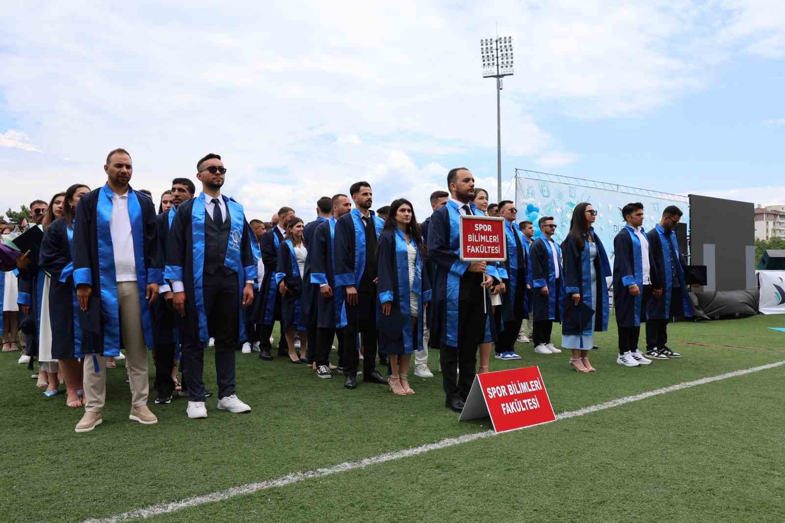 D&uuml;zce &Uuml;niversitesi&rsquo;nde mezuniyet heyecanı devamı ediyor
