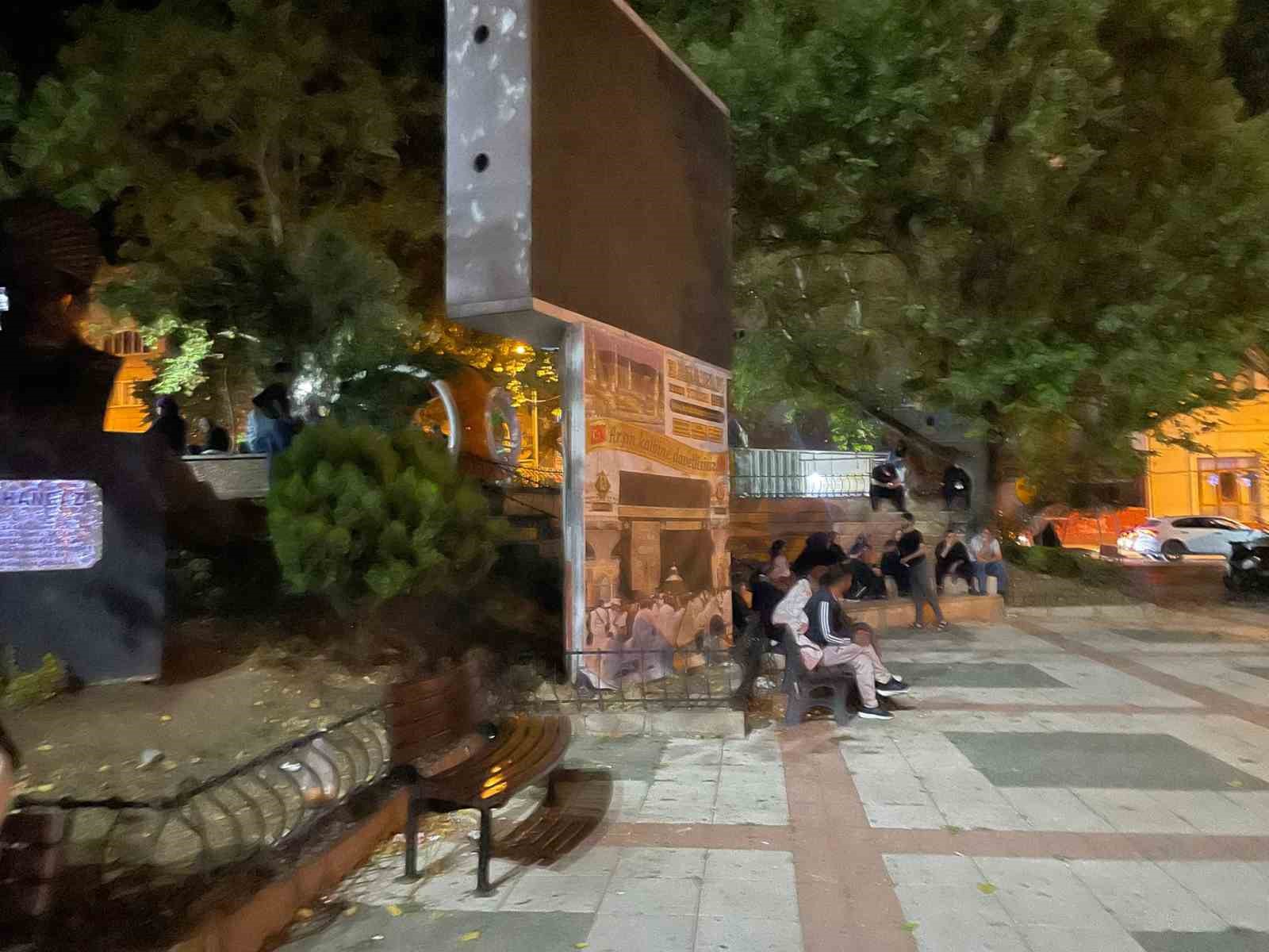 Deprem korkusuyla geceyi sokakta geçirdiler