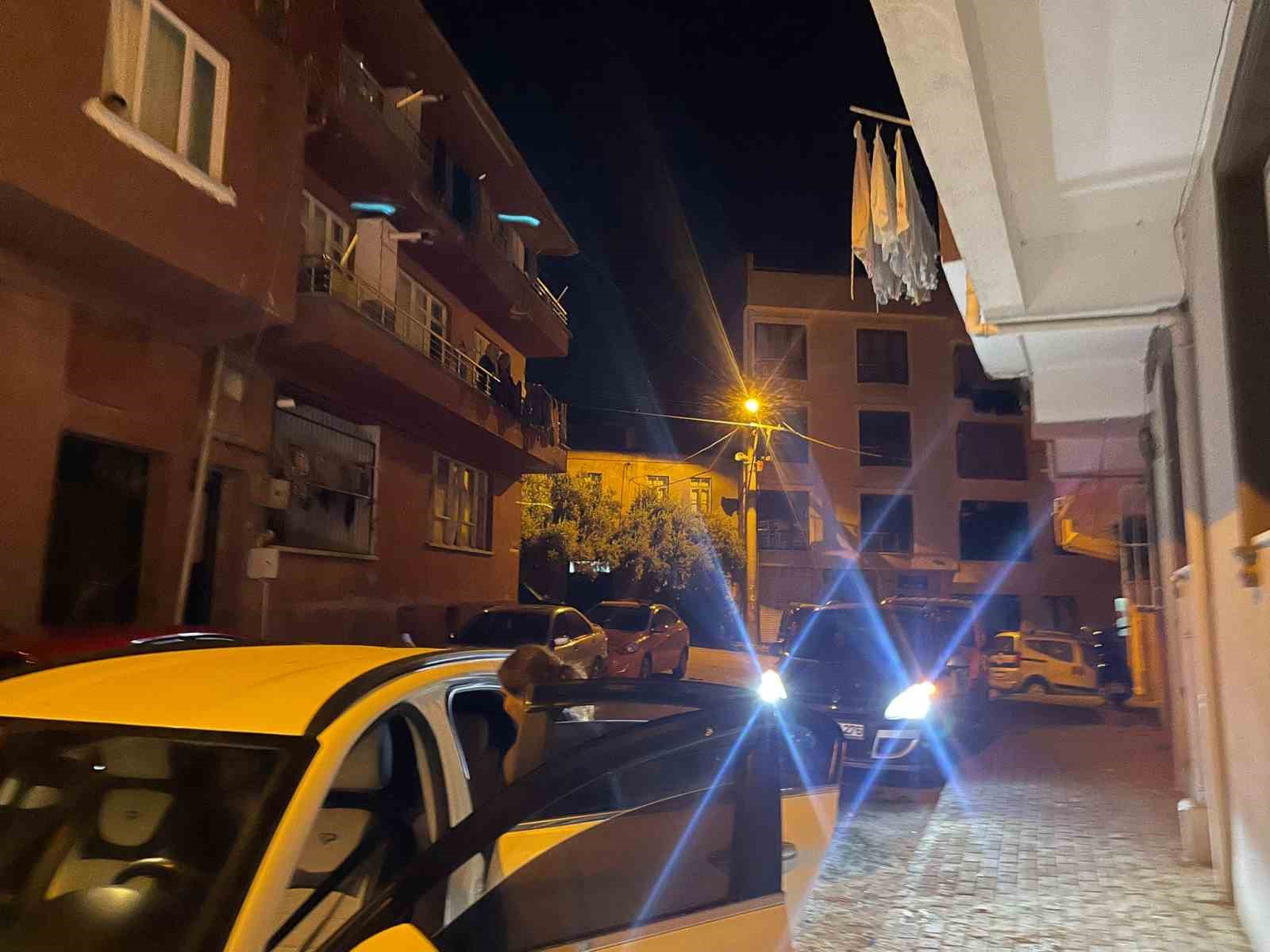 Deprem korkusuyla geceyi sokakta ge&ccedil;irdiler
