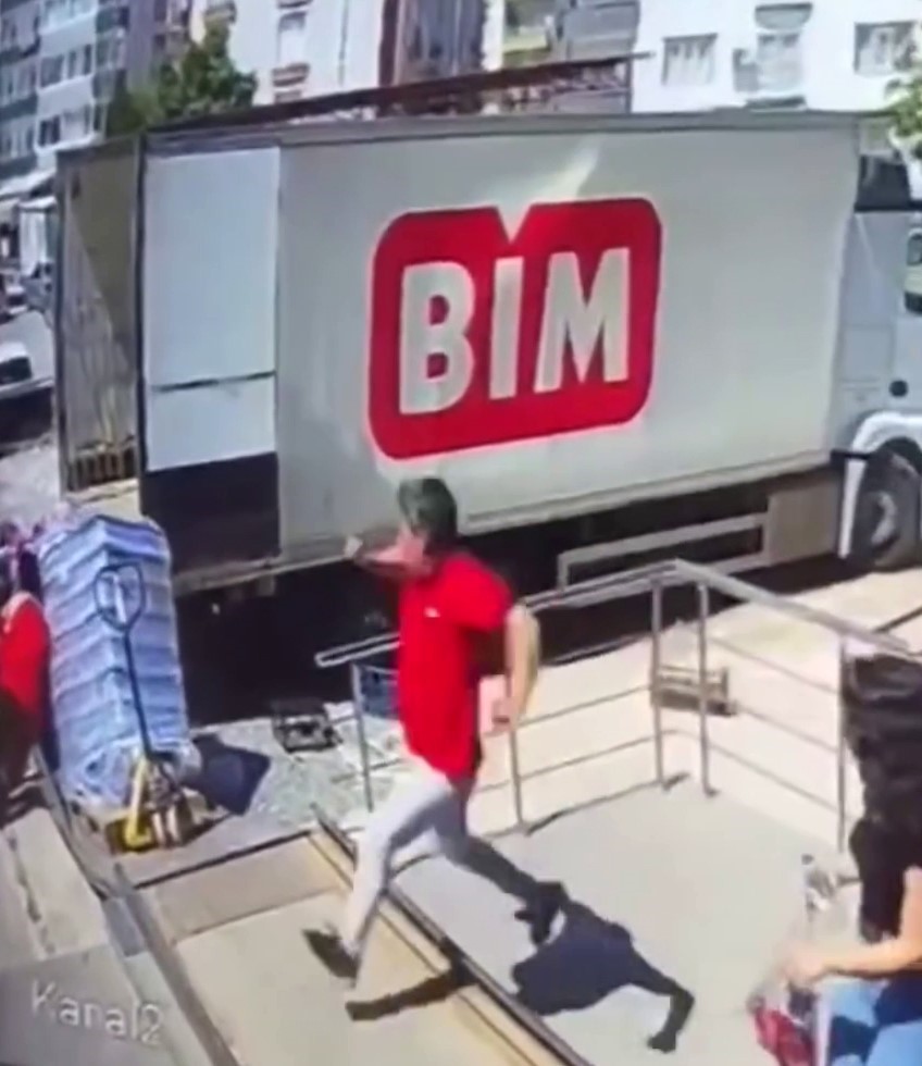 BİM’de feci kaza: Market personeli taşıdığı yükle kamyon arasında sıkıştı
