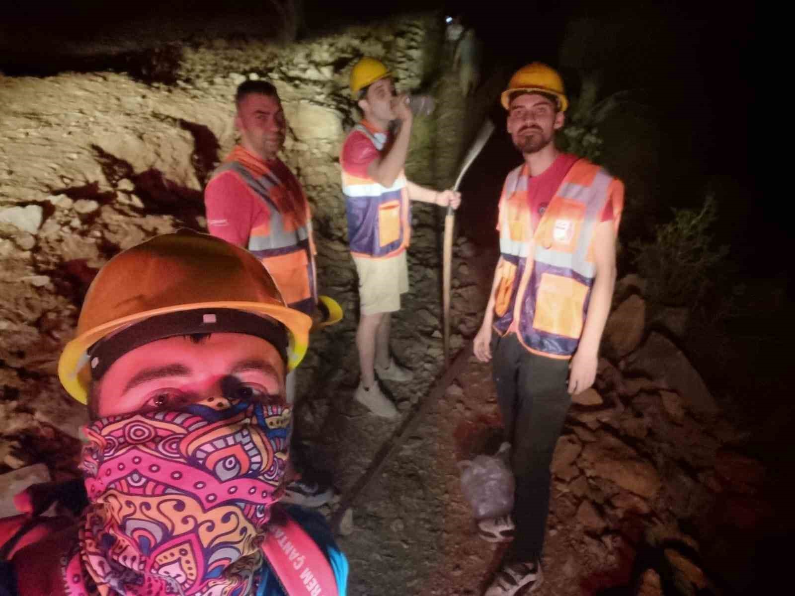 Edremit’te zeytinlik alanda çıkan yangın kontrol altına alındı