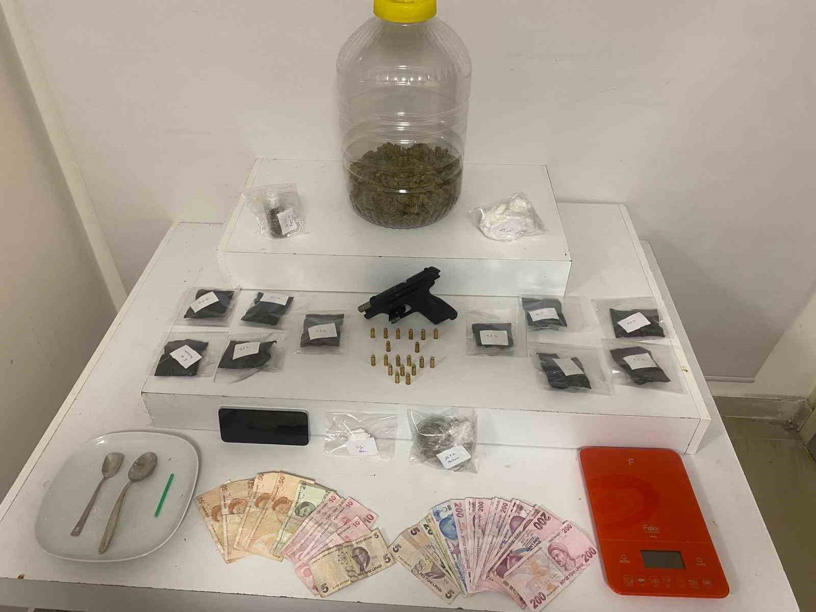 Pendik&rsquo;te firari ş&uuml;pheli uyuşturucularla yakalandı
