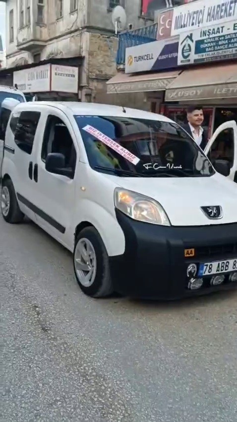 Düğün konvoyunun önünü kesip tavla oynadılar
