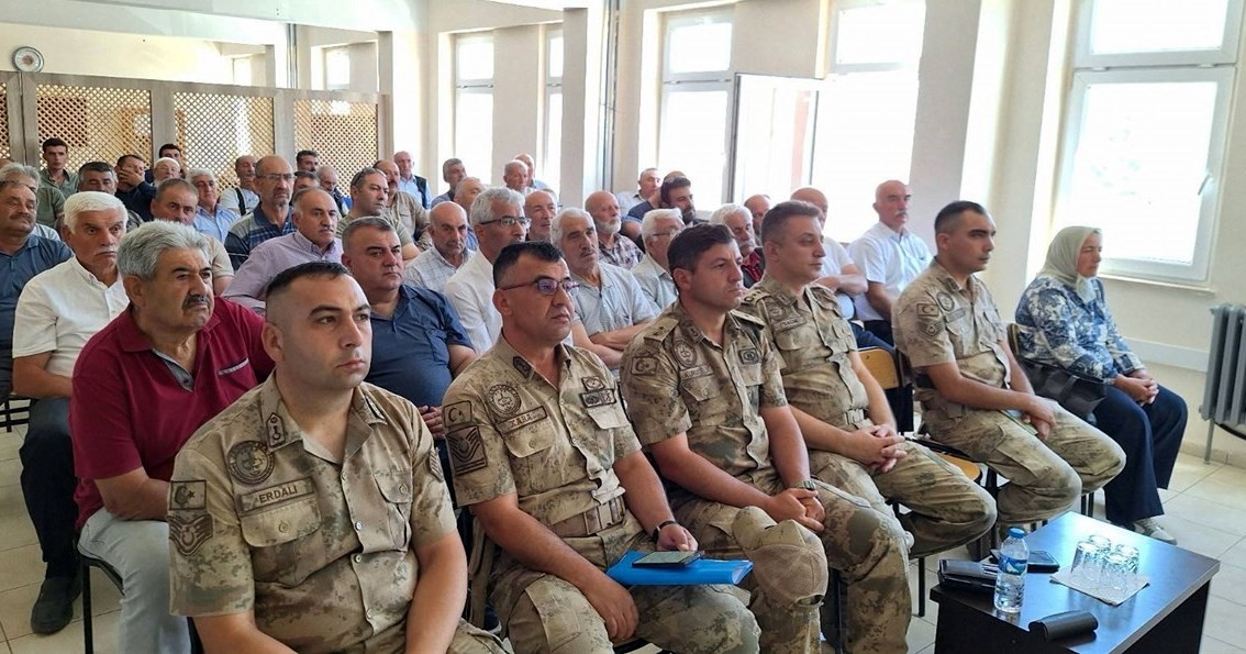 Jandarma ekipleri köylerde bilgilendirme çalışmalarını sürdürüyor
