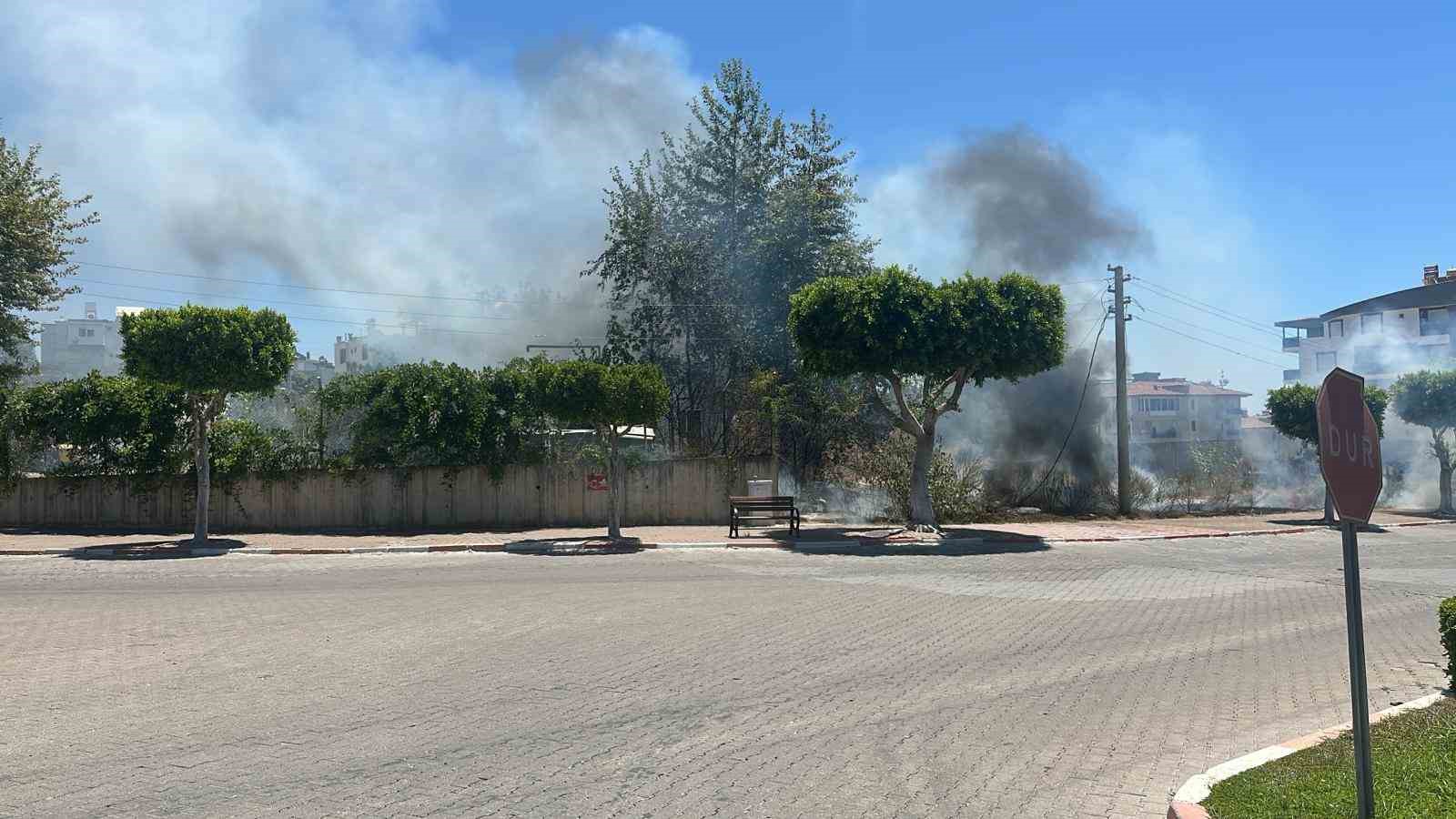 Manavgat’ta çıkan çalılık yangını korkuttu