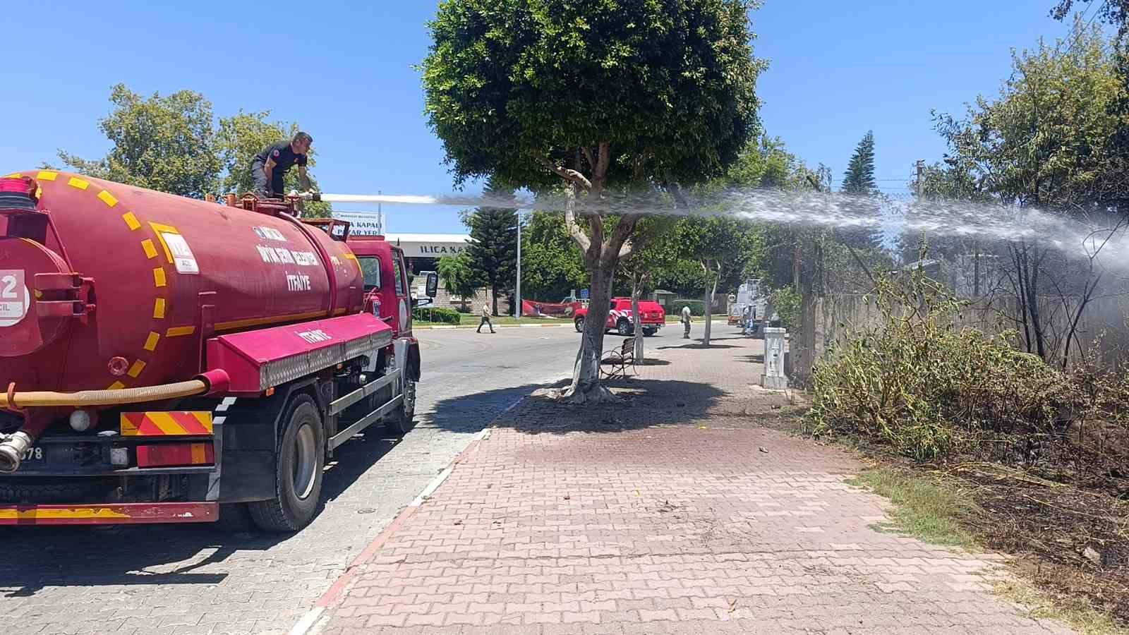 Manavgat&rsquo;ta &ccedil;ıkan &ccedil;alılık yangını korkuttu
