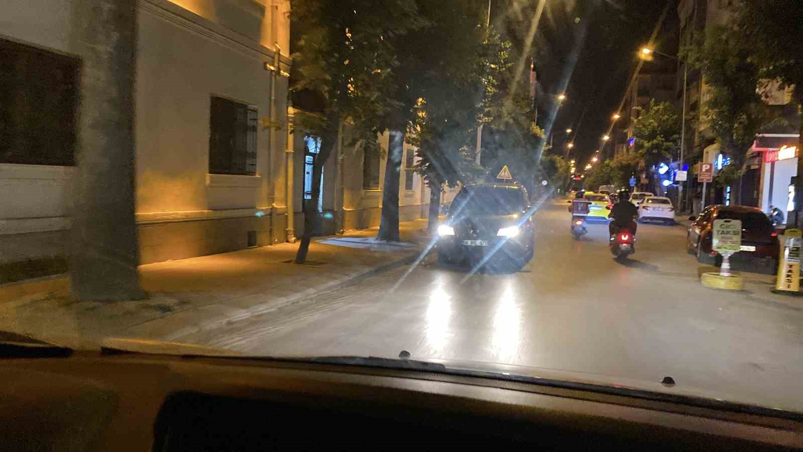 Ters yönden giden otomobil trafiği tehlikeye attı