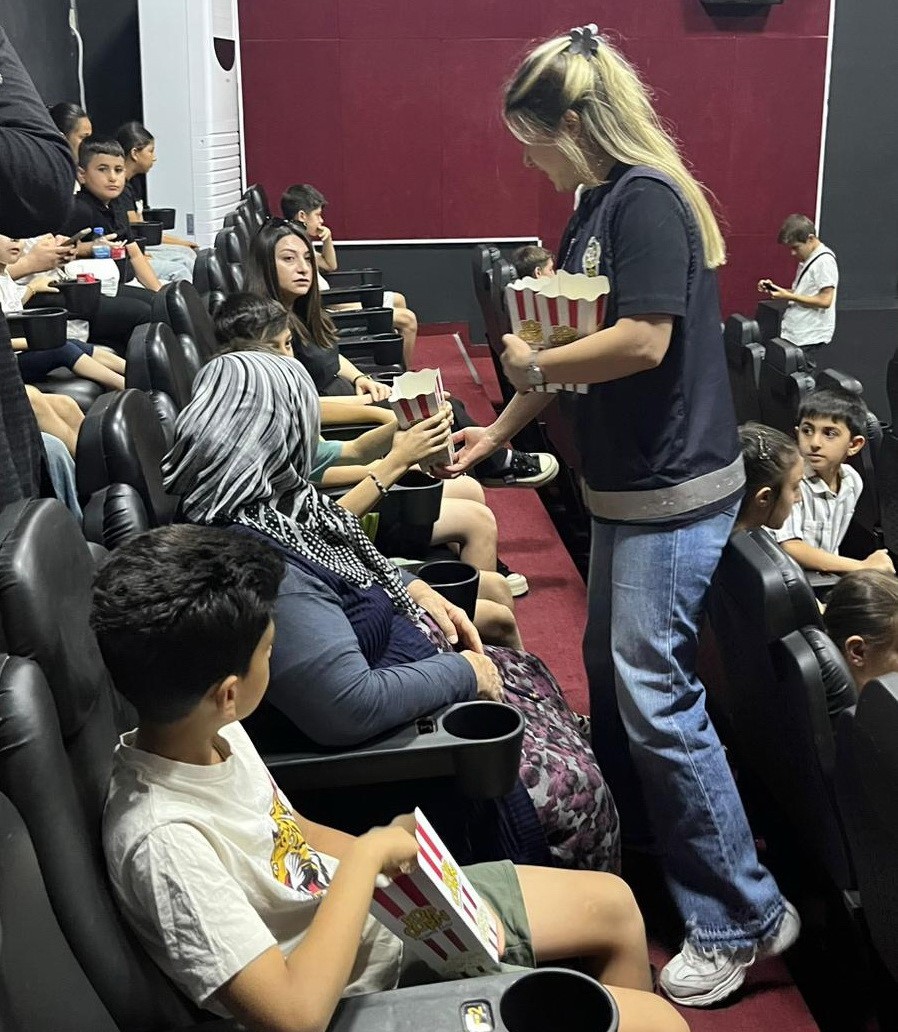 Depremzede ve emniyet personeli çocuklarına sinema etkinliği
