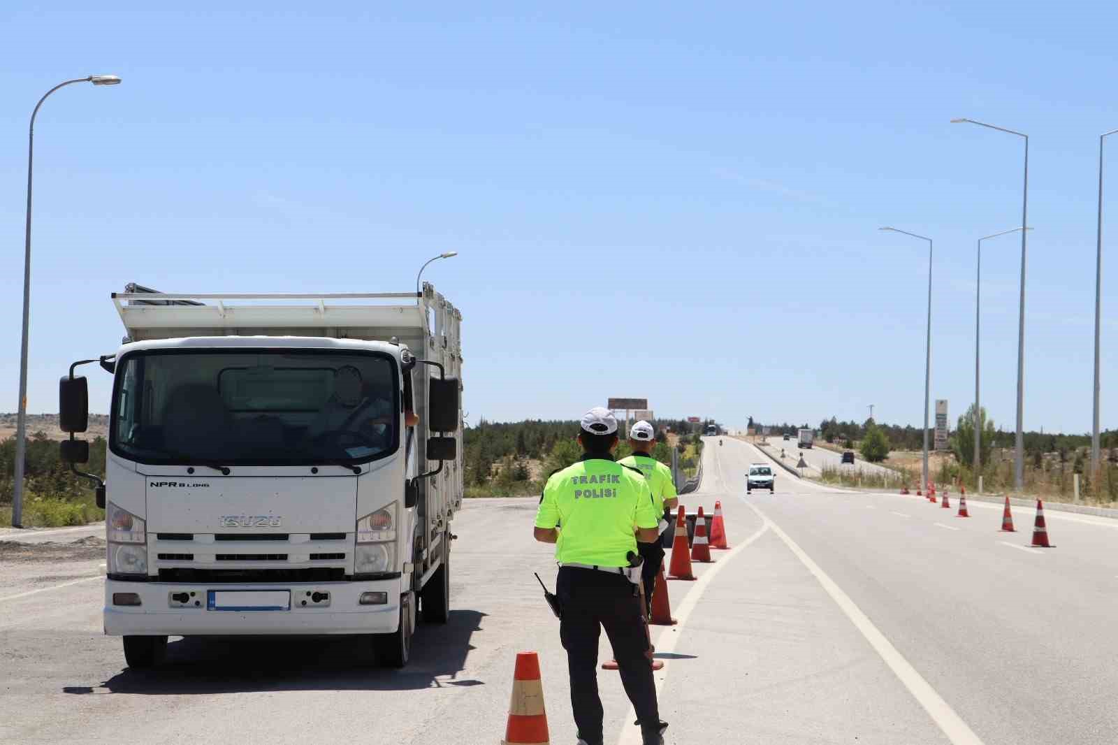 Karaman&rsquo;da 9 ruhsatsız silah ele ge&ccedil;irilirken, 10 kişi tutuklandı
