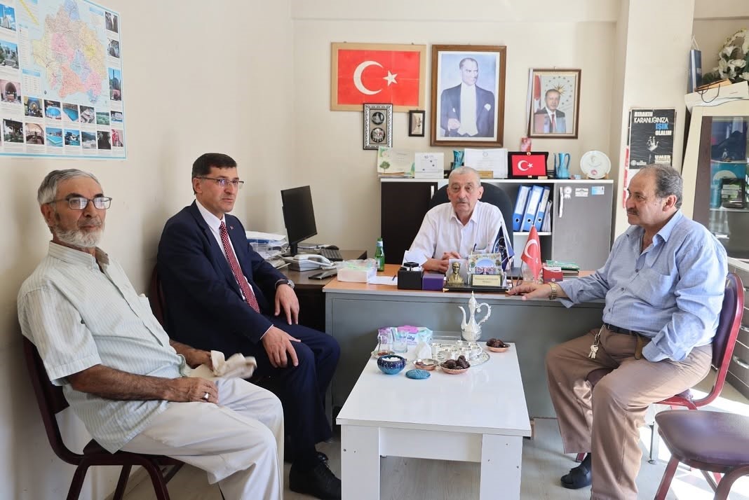 Başkan Eyüp Kahveci’den hacdan dönen muhtarlara ziyaret