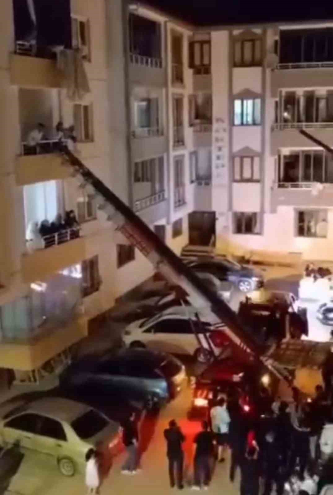 Dayak geleneğinden kaçan damat için yük asansörüyle eve girdiler
