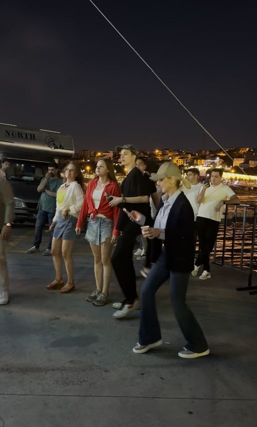 Ece Erken, Sinan Akçıl’ı konserinde yalnız bırakmadı