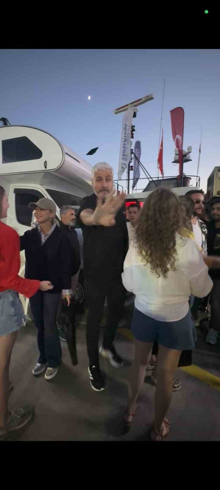 Ece Erken, Sinan Akçıl’ı konserinde yalnız bırakmadı
