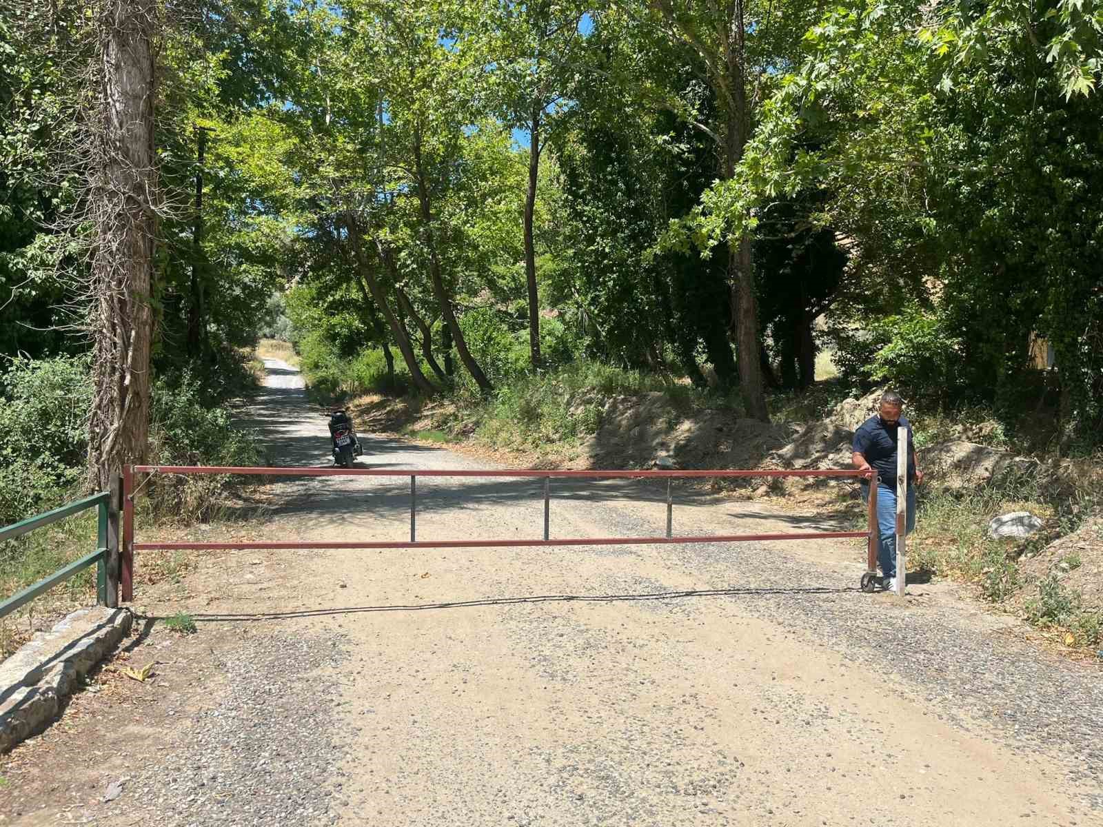 Yangınlara karşı ormanı demir kapı ile kapattılar