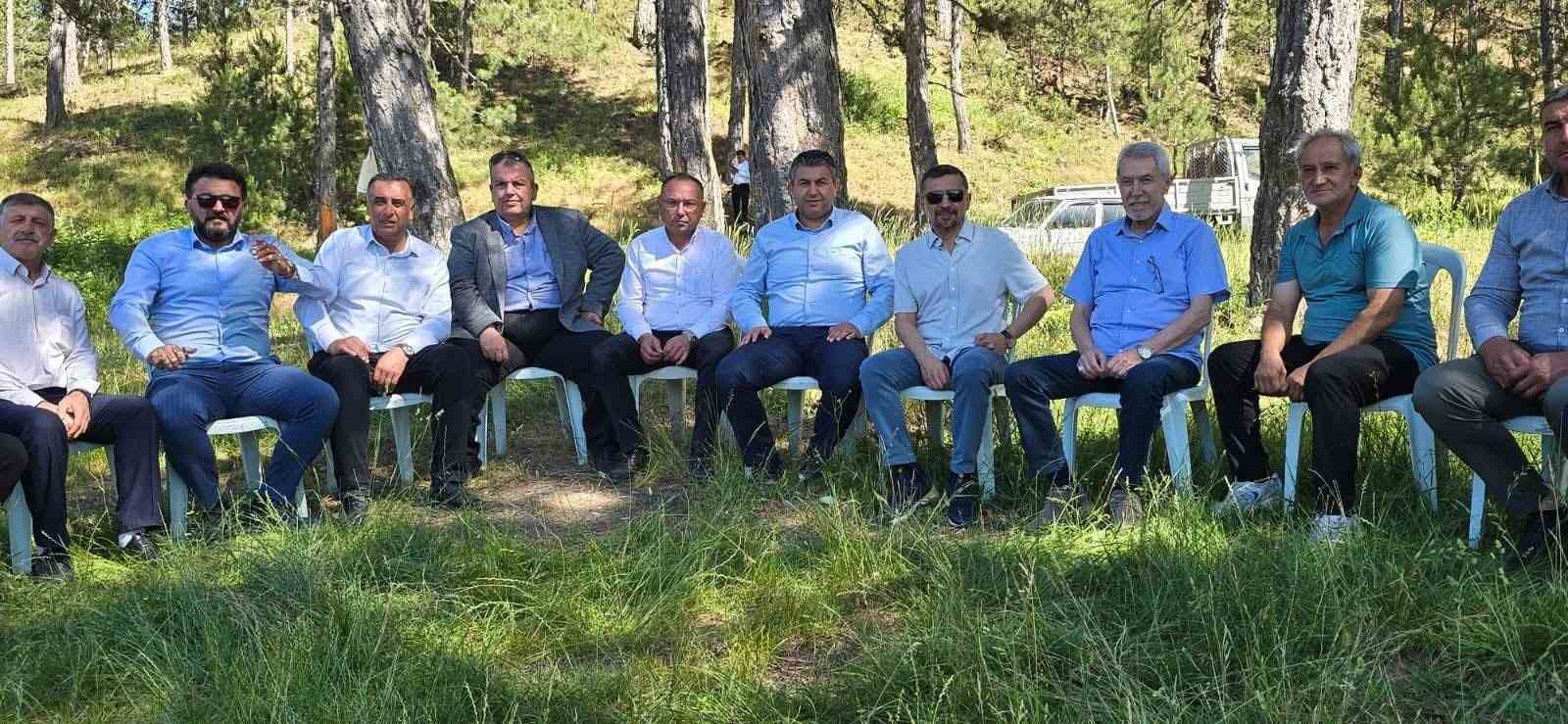 MHP heyetinden Yağmurlar k&ouml;y&uuml;ne ziyareti
