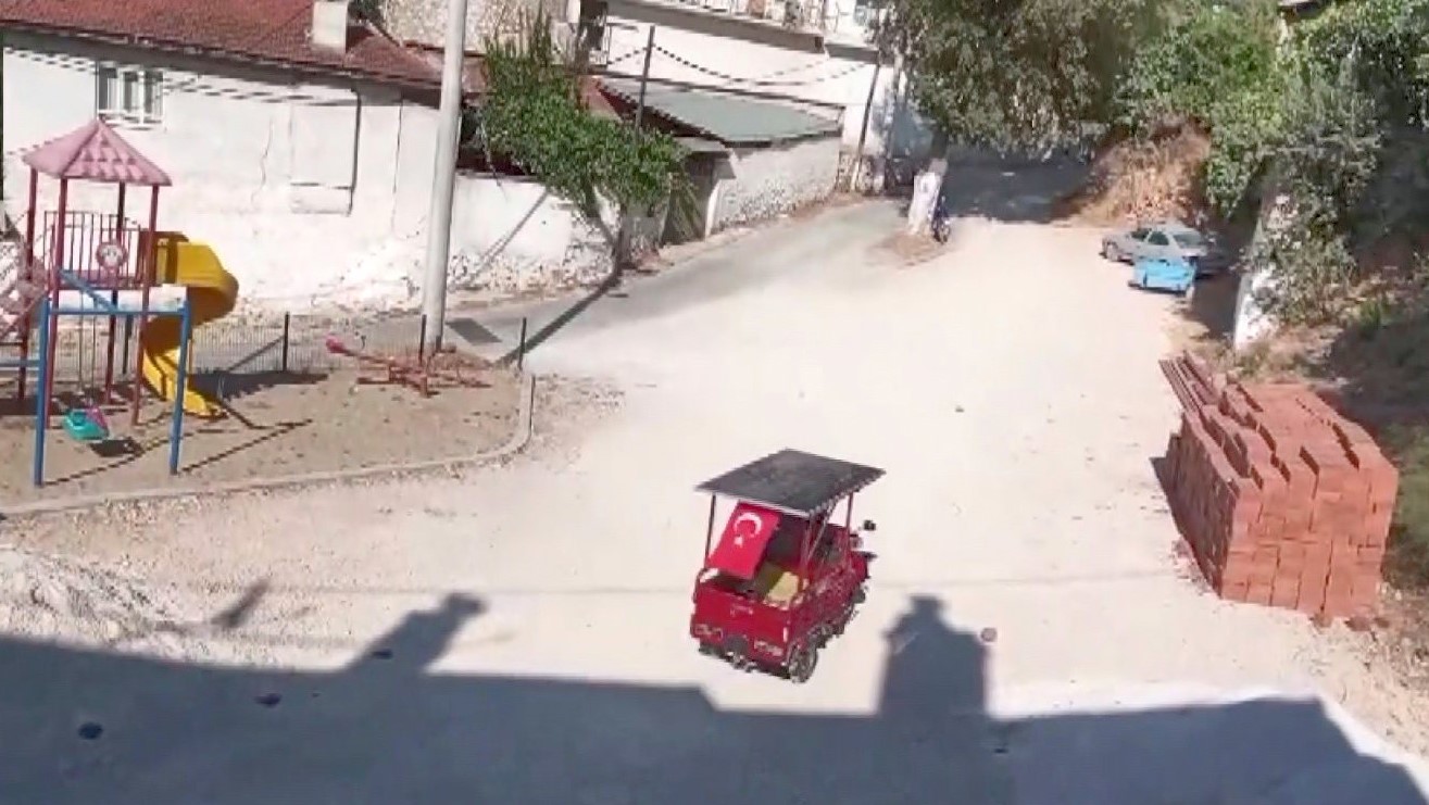 Elektrikli motosiklete taktığı güneş paneli ile tasarruf sağlayıp, aracın menzilini artırdı