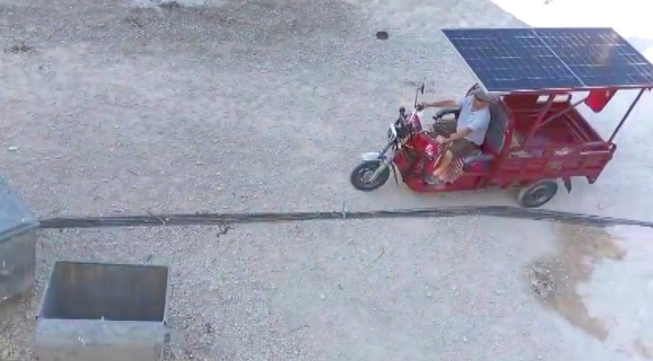 Elektrikli motosiklete taktığı g&uuml;neş paneli ile tasarruf sağlayıp, aracın menzilini artırdı
