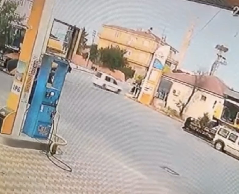 Hafif ticari ara&ccedil; &ouml;nce ağaca, ardından direğe &ccedil;arptı: 1 yaralı
