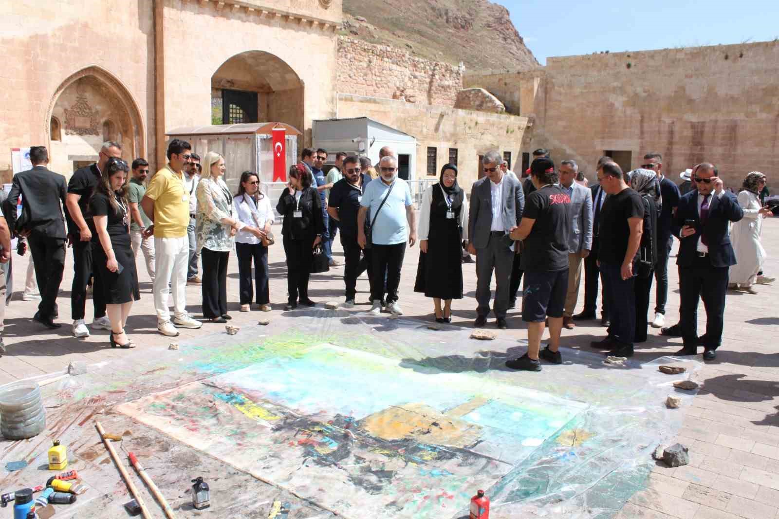 İshakpaşa sarayı 80 sanat&ccedil;ı ve eserlerini ağırladı
