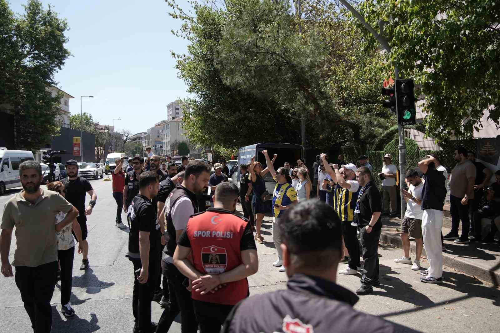 Fenerbahçe Yüksek Divan Kurulu Başkanlığı’na 9 bin 700 imza teslim edildi
