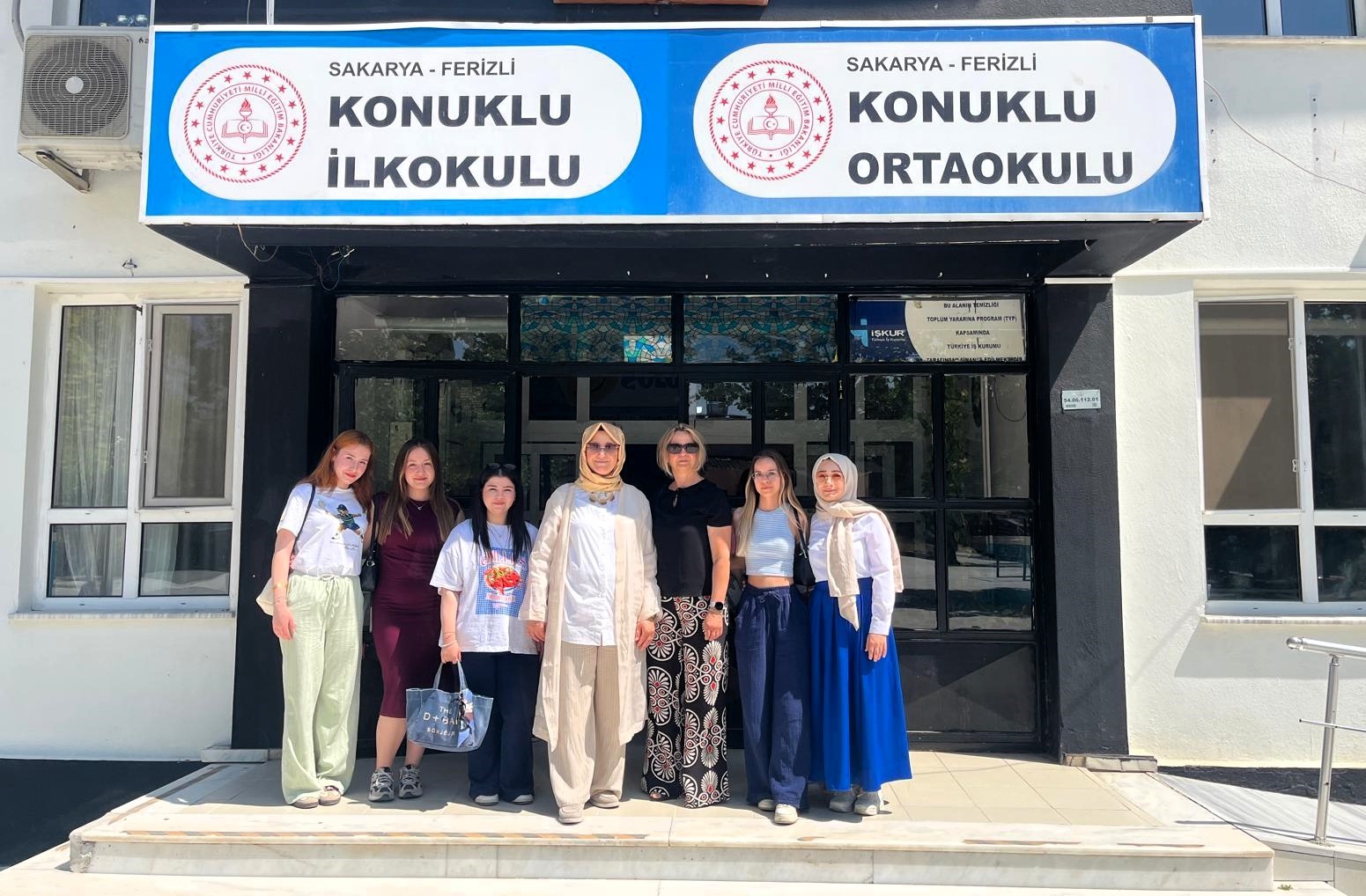 Derste ürettiklerini anaokulu öğrencilerine hediye ettiler
